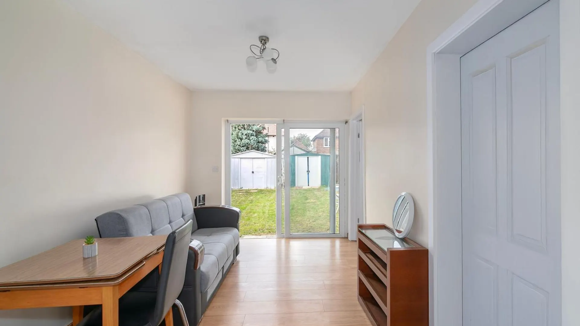 Holiday home Rose'S Lodge, 8 Guests, 10 Mins Walk To Barking Station, 1 Free Parking Space