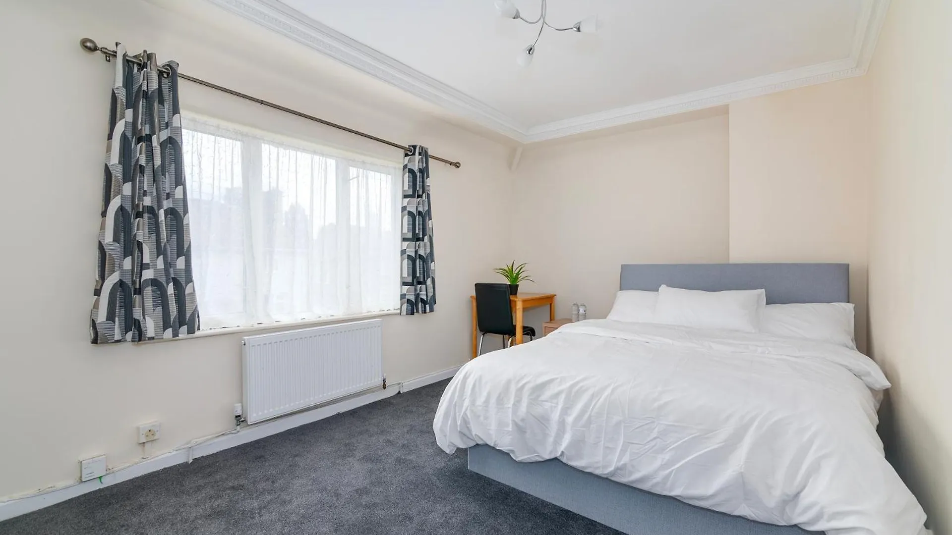 Rose'S Lodge, 8 Guests, 10 Mins Walk To Barking Station, 1 Free Parking Space 0*, Barking (Greater London) United Kingdom