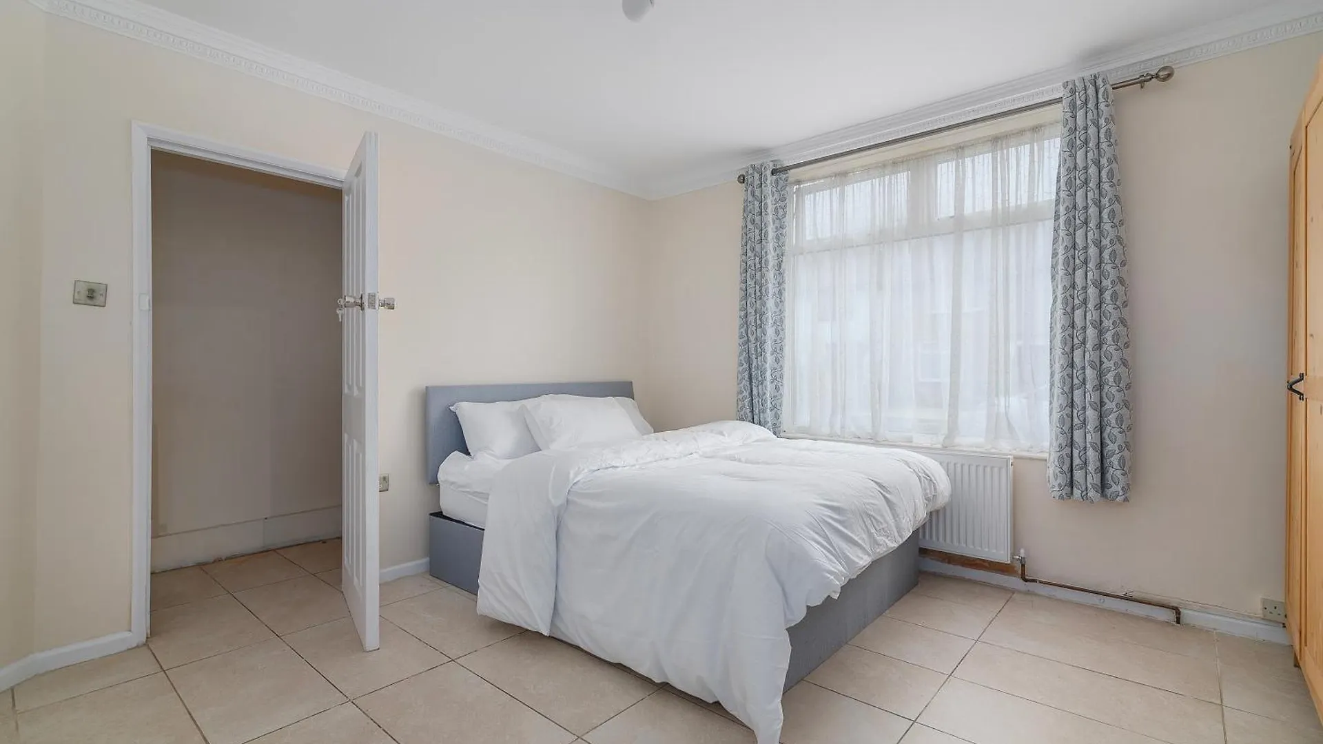 Rose\'S Lodge, 8 Guests, 10 Mins Walk To Barking Station, 1 Free Parking Space location